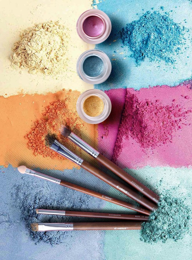 Pigmentos de maquillaje y pinceles de colores