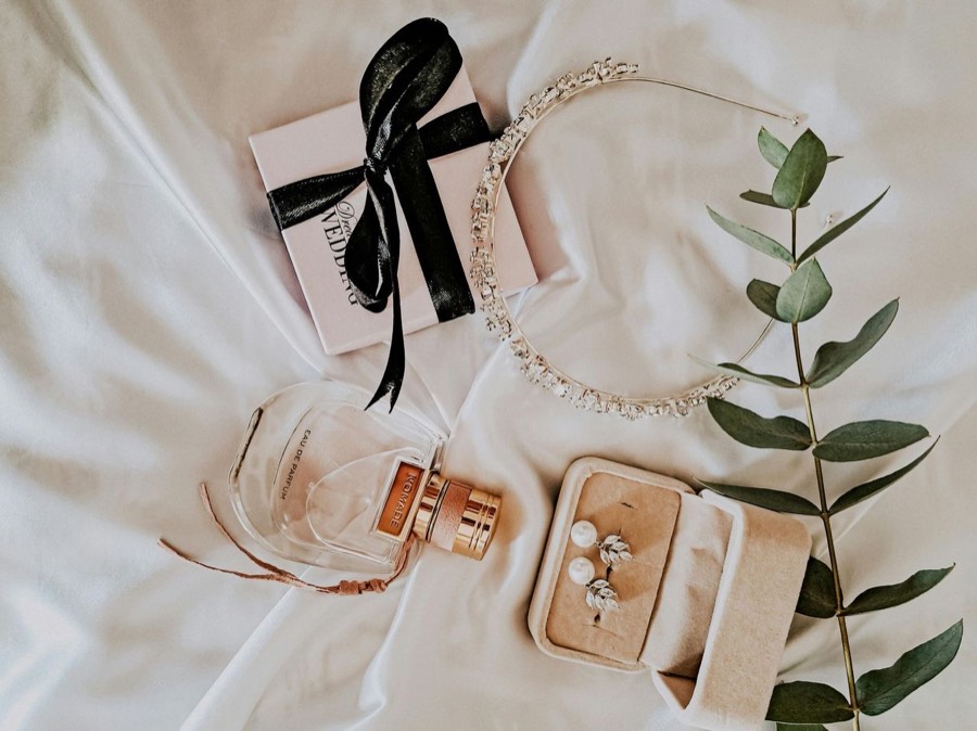 Estuche de perfumería con lazo y hojas de eucalipto