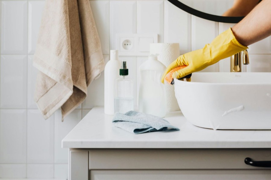 Limpieza de una superficie de baño