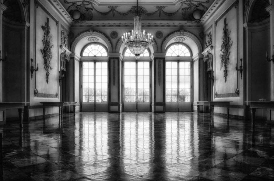 Gran salón con ventanales y luz natural