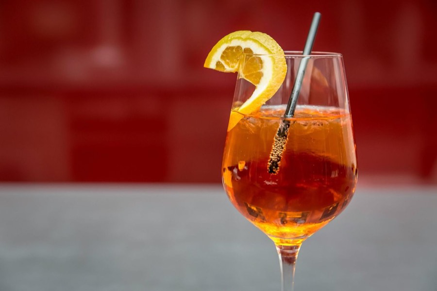 Cóctel con rodaja de naranja