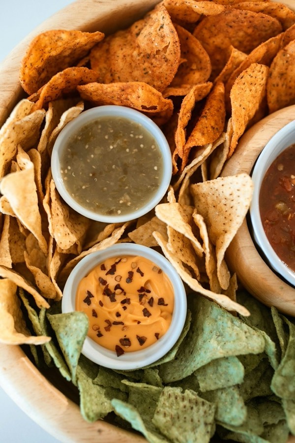 Snacks salados con salsas para untar
